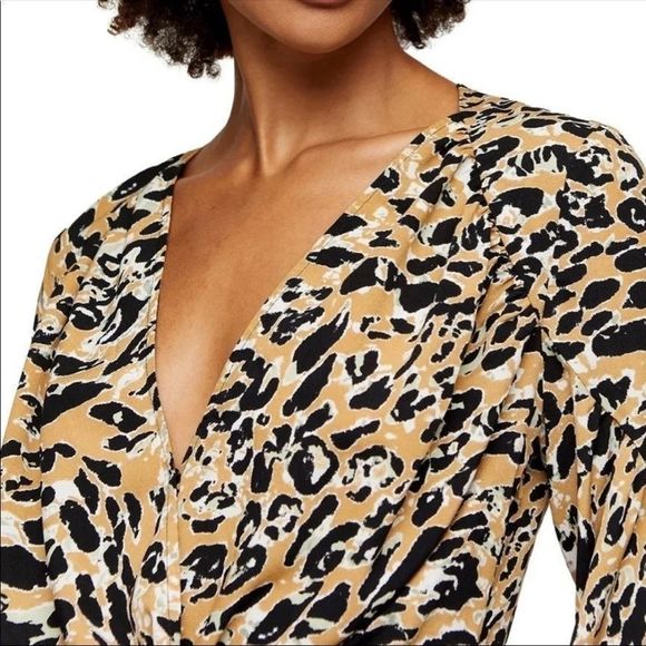 *SOLD* Topshop Twist Front Animal Print Blouse Size 6 ✨NWT - Picture 2 of 9